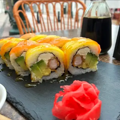 Tropical Roll de Bika, con mango y salmón